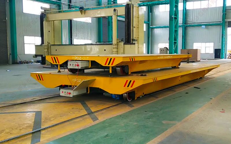 在選用軌道平板車和無軌平板車方面，工廠該如何取舍呢