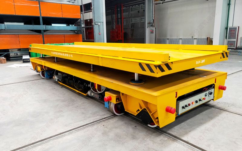 可以自由換軌的軌道電動(dòng)平板車(chē)