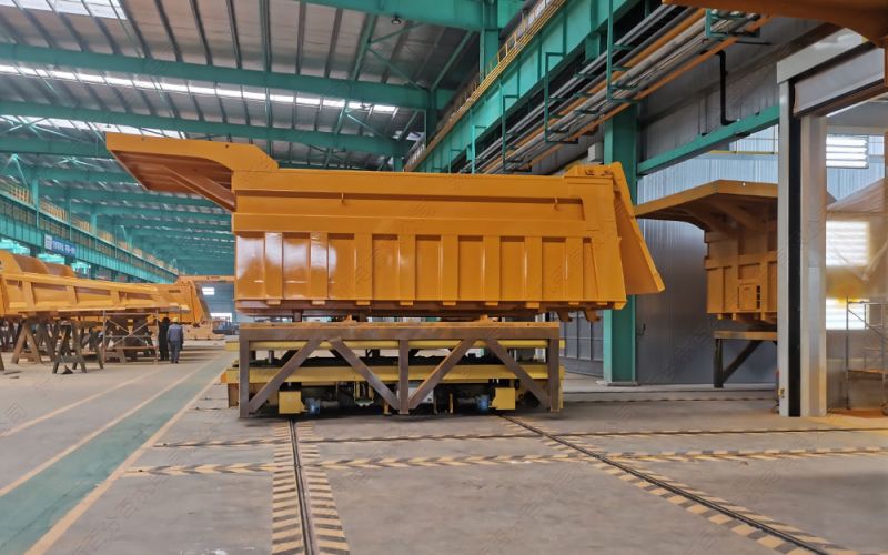 噴涂線配套的轉(zhuǎn)運(yùn)物料用軌道平車好還是無軌電動平車好