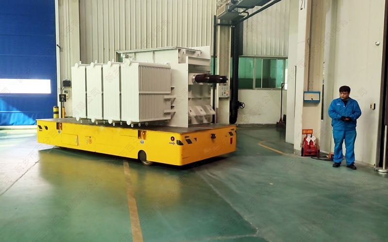 工廠內(nèi)部轉(zhuǎn)運(yùn)革新：駕駛型電動(dòng)平板車 vs. 遙控?zé)o軌平車，如何抉擇？